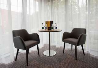 Отель Maldron Hotel Kevin Street Дублин Представительский номер с 1 двуспальной и 1 односпальной кроватями-4